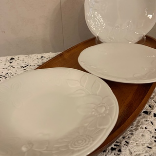 ジバンシィ(GIVENCHY)のGIVENCHY ジバンシー　ホワイト　レリーフ皿　3枚(食器)