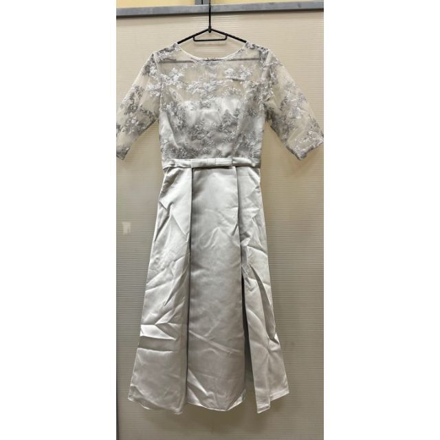 シルバーグレーのドレス　XSサイズ レディースのフォーマル/ドレス(ミディアムドレス)の商品写真