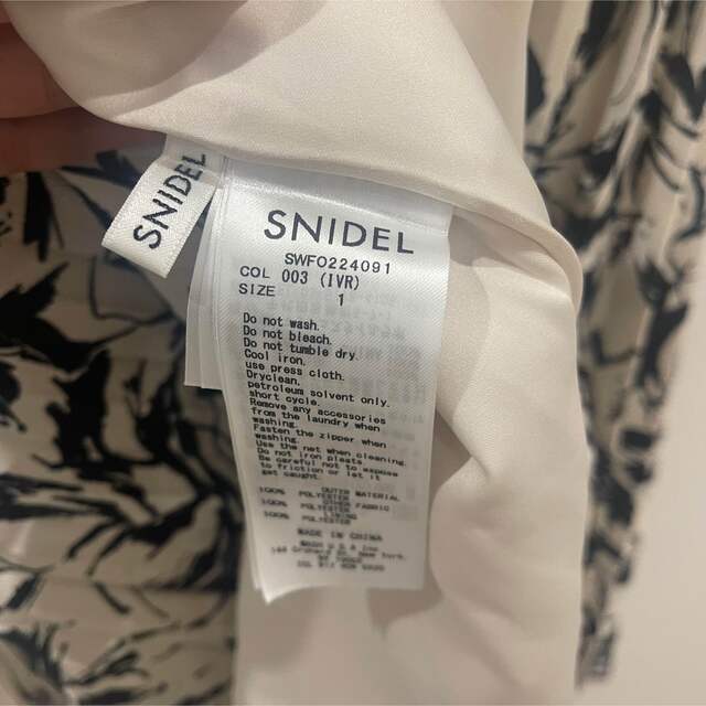 SNIDEL(スナイデル)のsnidel 花柄　ワンピース レディースのワンピース(ロングワンピース/マキシワンピース)の商品写真