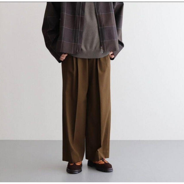 YOKE(ヨーク)のYOKE 2TUCK WIDE GURKHA TROUSERS メンズのパンツ(スラックス)の商品写真