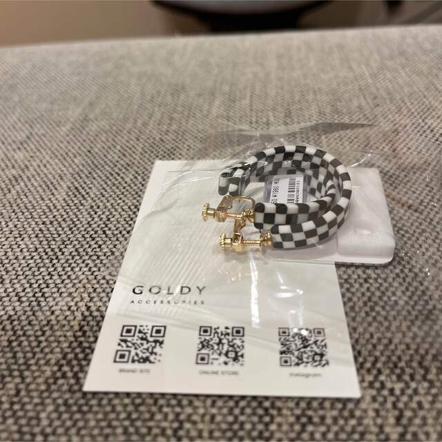 GOLDY(ゴールディ)の未使用　GOLDY イヤリング　市松模様　白黒　ループ　大ぶり レディースのアクセサリー(イヤリング)の商品写真