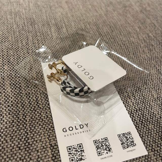 GOLDY(ゴールディ)の未使用　GOLDY イヤリング　市松模様　白黒　ループ　大ぶり レディースのアクセサリー(イヤリング)の商品写真