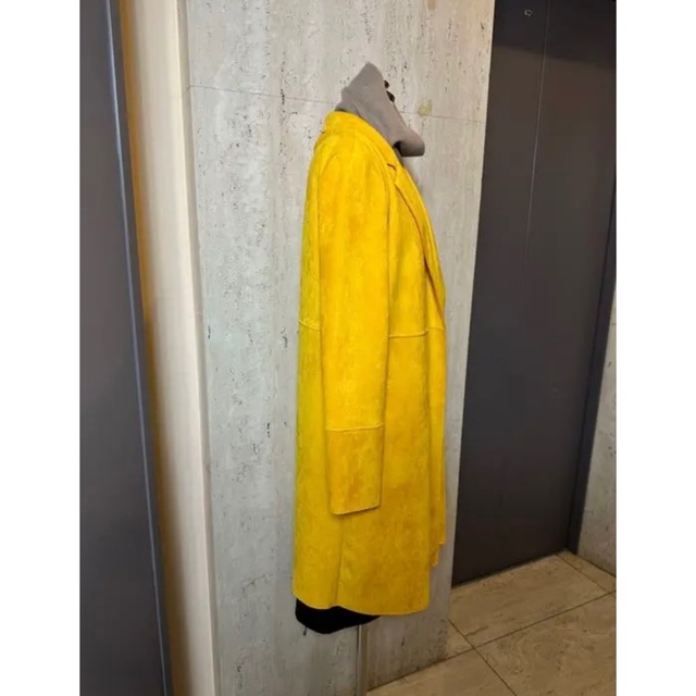 ZARA(ザラ)のZARA イエロー　黄色　からし色　スエード　コート　ザラ レディースのジャケット/アウター(ロングコート)の商品写真