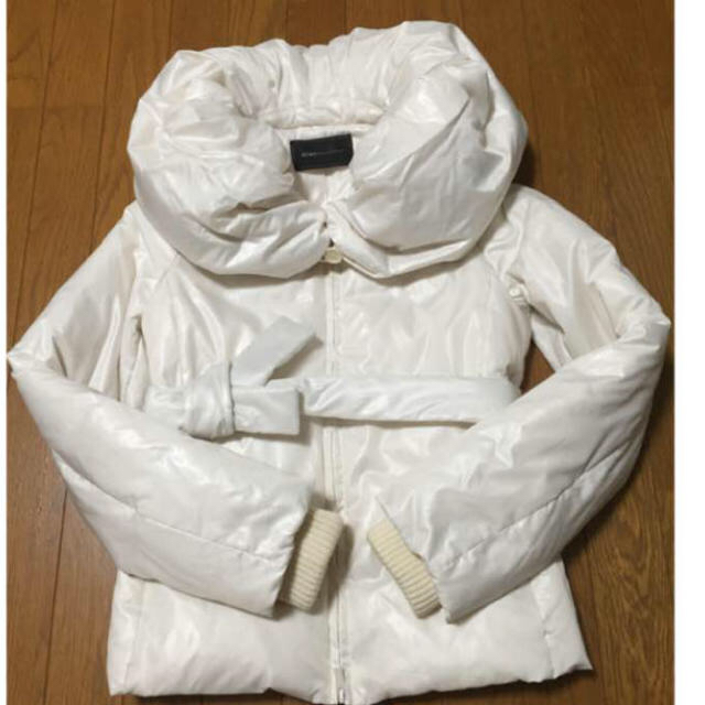 BCBGMAXAZRIA(ビーシービージーマックスアズリア)のBCBGMAXAZRIAダウ白色 レディースのジャケット/アウター(ダウンジャケット)の商品写真