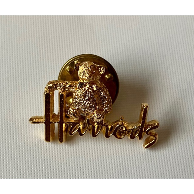 Harrods(ハロッズ)の【未使用】ハロッズ　Harrods ピンバッジ　テディベア エンタメ/ホビーのおもちゃ/ぬいぐるみ(その他)の商品写真
