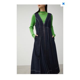 アズールバイマウジー(AZUL by moussy)のプリーツデニムジャンパースカート　vネック　ワンウォッシュ　M(ロングワンピース/マキシワンピース)