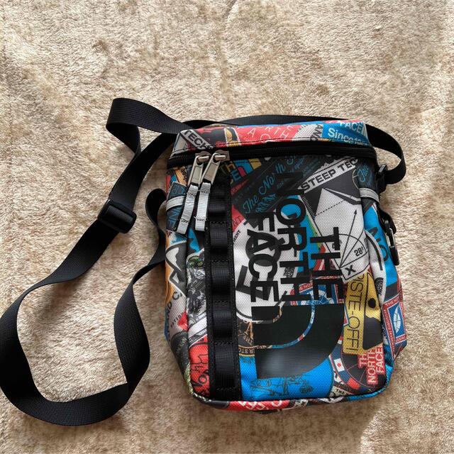 THE NORTH FACE(ザノースフェイス)の廃盤　ノースフェイス　ヒューズボックスポーチ NM81610 ステッカープリント メンズのバッグ(ショルダーバッグ)の商品写真