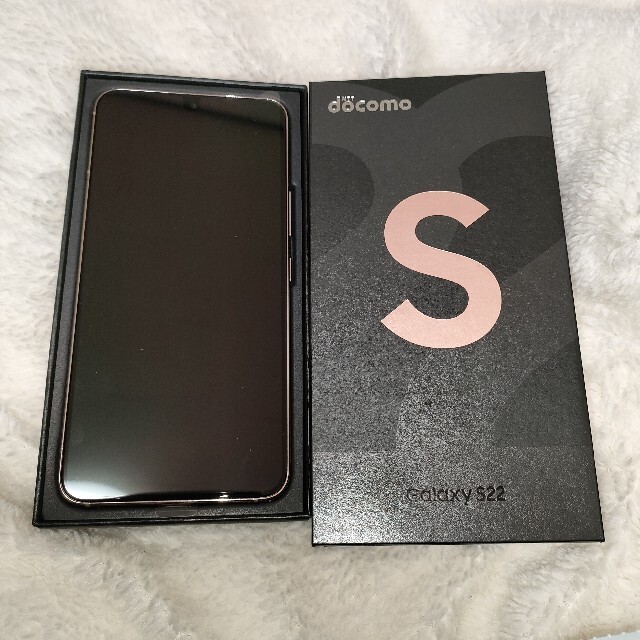 SAMSUNG(サムスン)の新品未使用 Galaxy S22  256 GB SC-51C ゴールドピンク スマホ/家電/カメラのスマートフォン/携帯電話(スマートフォン本体)の商品写真