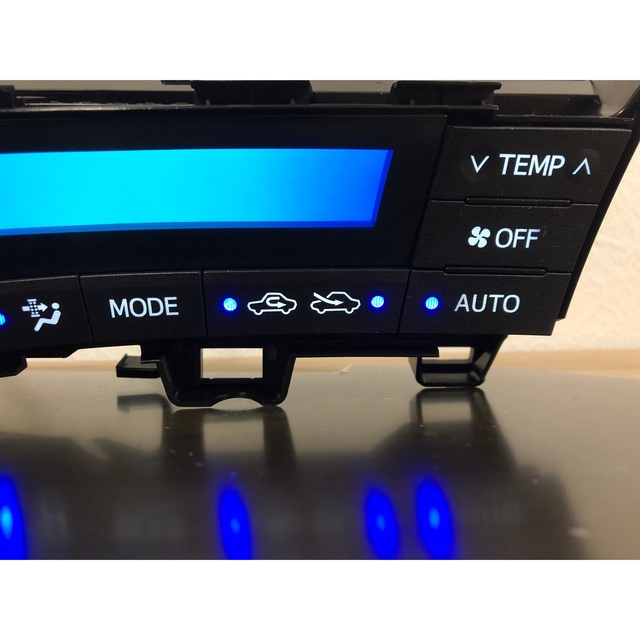 ZVW30 プリウス　前期　エアコンパネル　エアコンスイッチ　LED打ち替え済み 自動車/バイクの自動車(車種別パーツ)の商品写真