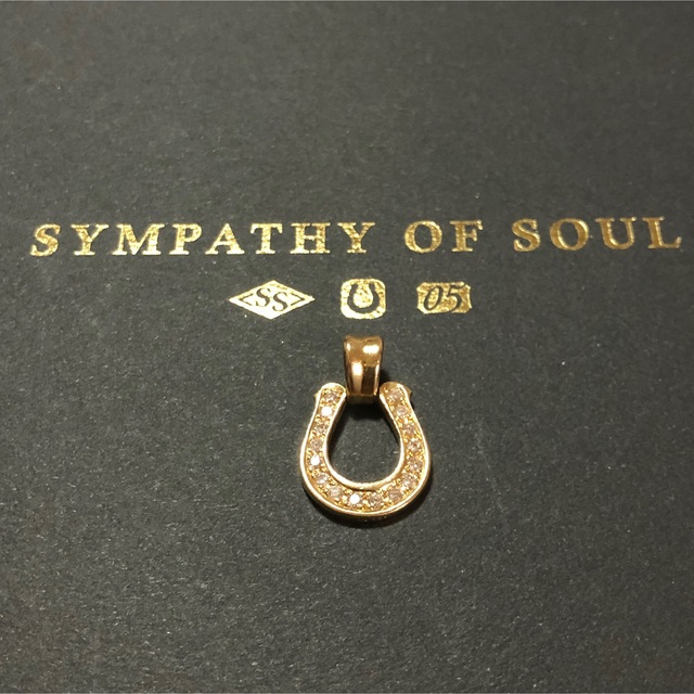 S.O.S fp(エスオーエスエフピー)のSYMPATHY OF SOUL K18ホースシューラージダイヤ メンズのアクセサリー(ネックレス)の商品写真