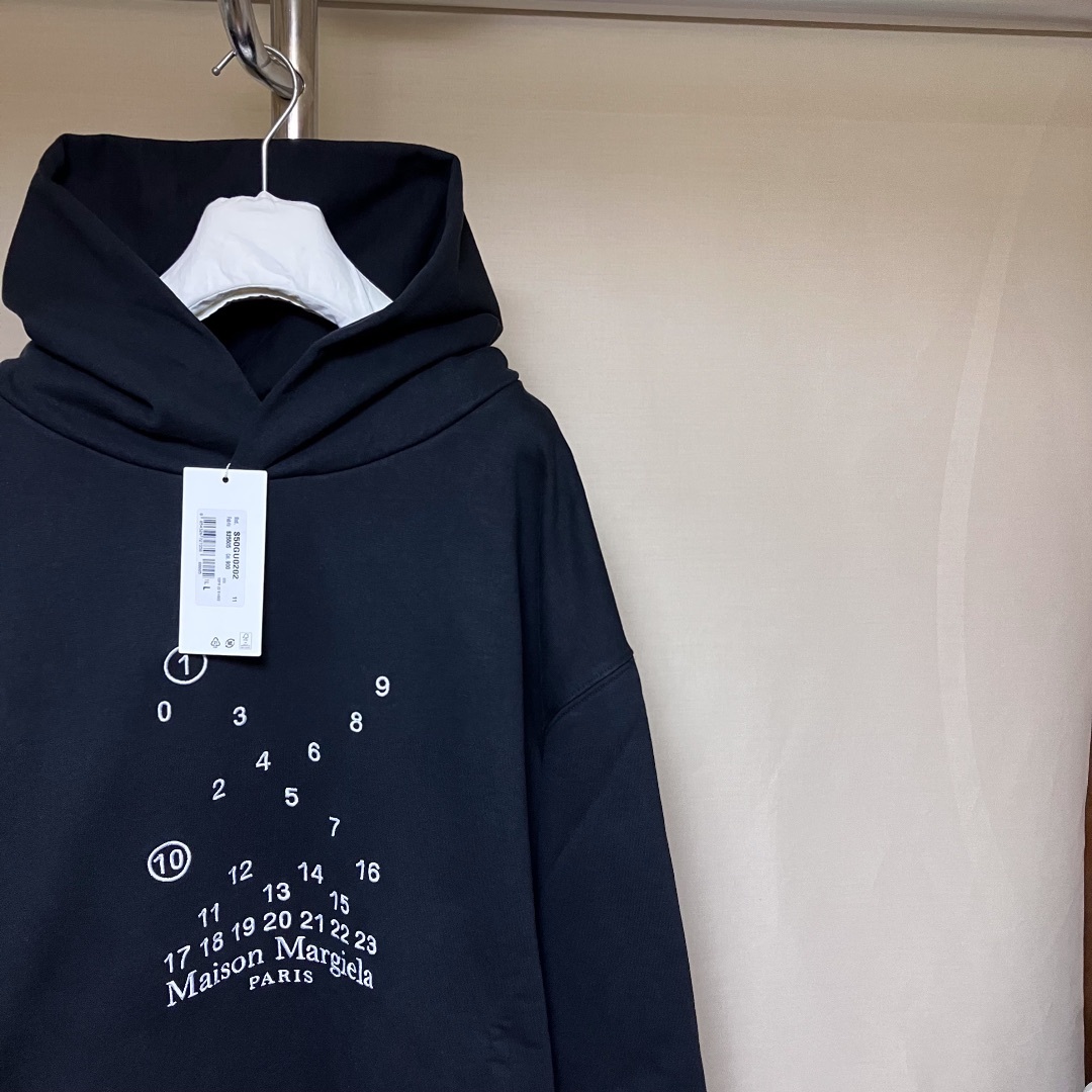 Maison Martin Margiela(マルタンマルジェラ)の新品 L 22aw マルジェラ ロゴ刺繍パーカー 黒 3803 メンズのトップス(パーカー)の商品写真