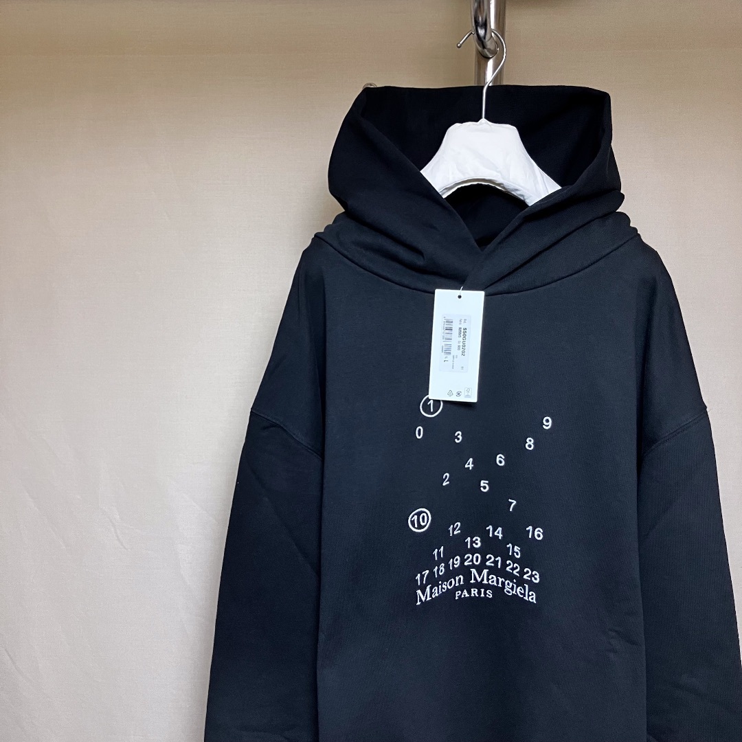 Maison Martin Margiela(マルタンマルジェラ)の新品 L 22aw マルジェラ ロゴ刺繍パーカー 黒 3803 メンズのトップス(パーカー)の商品写真