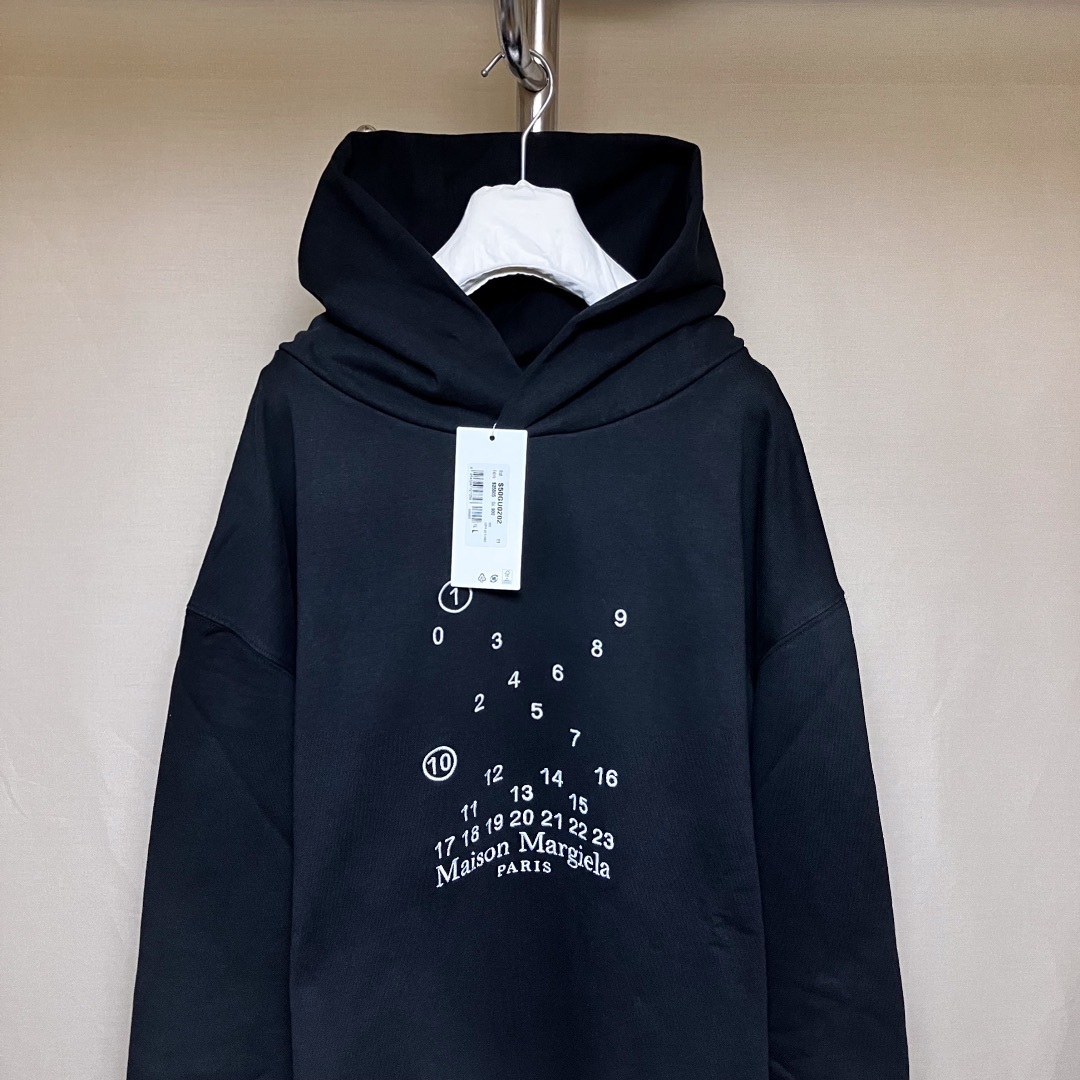 Maison Martin Margiela(マルタンマルジェラ)の新品 L 22aw マルジェラ ロゴ刺繍パーカー 黒 3803 メンズのトップス(パーカー)の商品写真