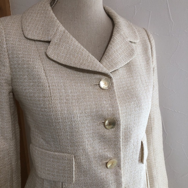 Harrods(ハロッズ)のハロッズ スーツ  入学式 ツイード ラメ オフホワイト 1 美品 レディースのフォーマル/ドレス(スーツ)の商品写真
