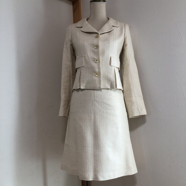 Harrods(ハロッズ)のハロッズ スーツ  入学式 ツイード ラメ オフホワイト 1 美品 レディースのフォーマル/ドレス(スーツ)の商品写真