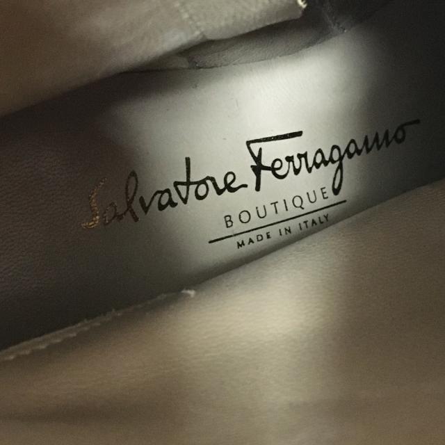 Salvatore Ferragamo(サルヴァトーレフェラガモ)のサルバトーレフェラガモ ショートブーツ - レディースの靴/シューズ(ブーツ)の商品写真