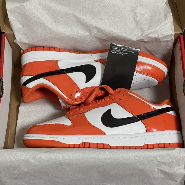 NIKE(ナイキ)のDJ9955-800 NIKE DUNK LOW Patent Orange メンズの靴/シューズ(スニーカー)の商品写真