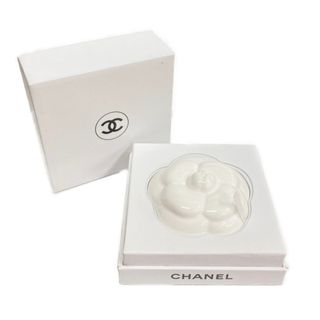 シャネル(CHANEL)の☆☆CHANEL シャネル カメリア ペーパーウエイト アロマプレート ホワイト ノベルティ 箱有(その他)