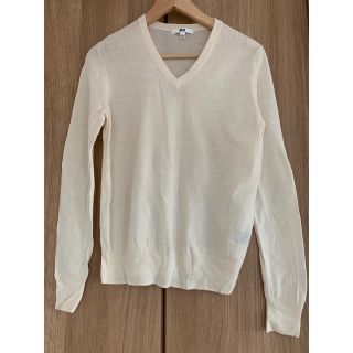 ユニクロ(UNIQLO)のユニクロ♡Vホワイトニット(ニット/セーター)