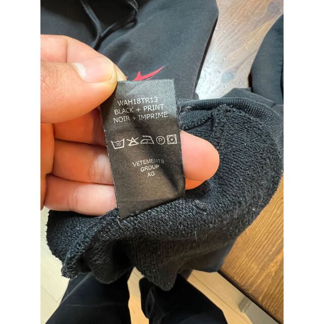 VETEMENTS(ヴェトモン)のvetements メタルロゴパーカー XSサイズ メンズのトップス(パーカー)の商品写真