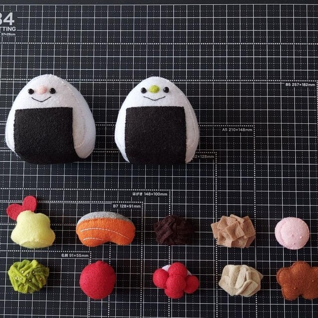 ランキング第1位 フェルトおままごと 具の付け替えが出来るおにぎりの通販 by クラフト・布製品