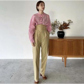 クラネ(CLANE)のCLANE BACK OPEN HW PANTS テーパード　ベージュ(カジュアルパンツ)