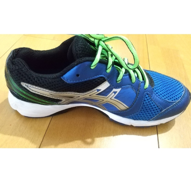 asics(アシックス)のスニーカー 22cm 23cm アシックス キッズ/ベビー/マタニティのキッズ靴/シューズ(15cm~)(スニーカー)の商品写真