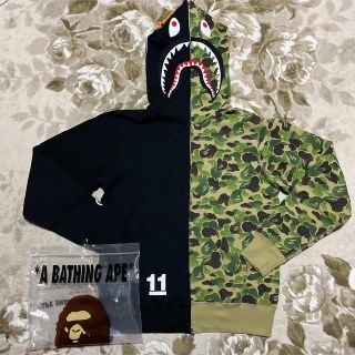 アベイシングエイプ(A BATHING APE)のAPE  BAPE  KAWS 中国　CAMO SHARK シャークパーカー　M(パーカー)