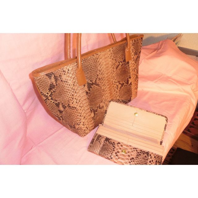 茶色系　パイソン皮　財布付きトートバッグ レディースのバッグ(トートバッグ)の商品写真