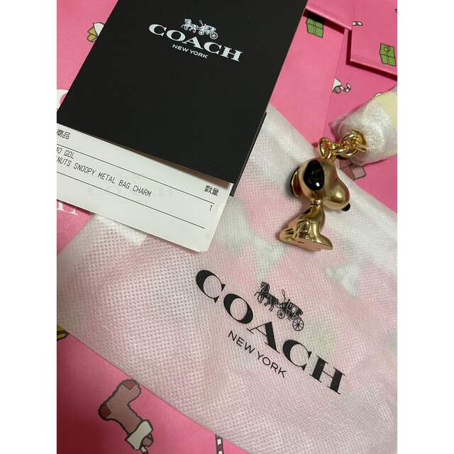 COACH(コーチ)のCOACH コーチ　スヌーピー　チャーム　新品　新作　ゴールド　キーホルダー レディースのファッション小物(キーホルダー)の商品写真