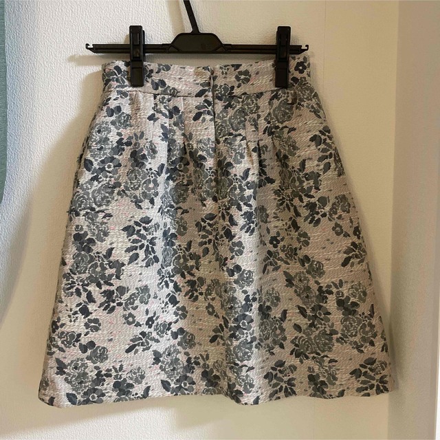 JUSGLITTY(ジャスグリッティー)のJUSGLITTY スカート　花柄 レディースのスカート(ひざ丈スカート)の商品写真