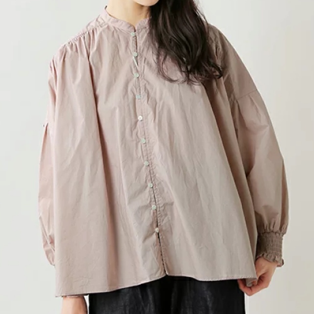 nest Robe(ネストローブ)のユニバーサルティシュ　デニムブラウス レディースのトップス(シャツ/ブラウス(長袖/七分))の商品写真