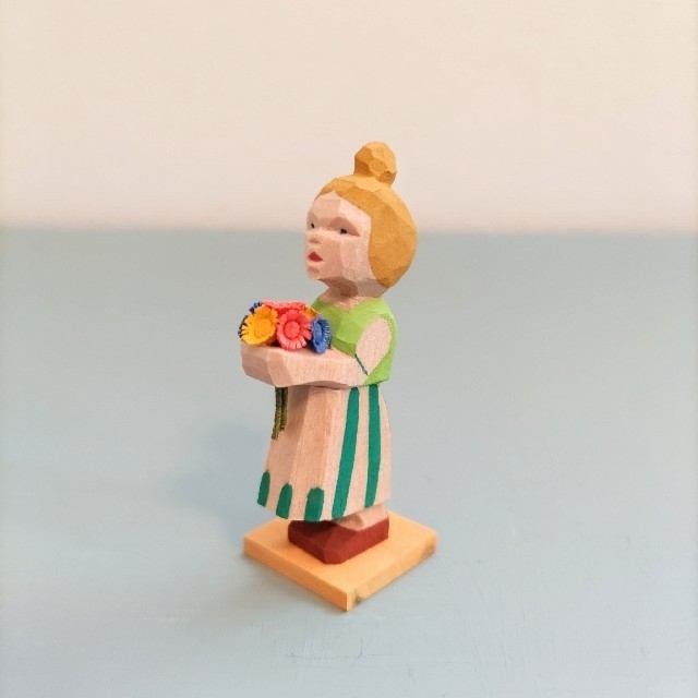 緑スカートの少女　ドイツ木工芸品　エミール・ヘルビッヒ工房