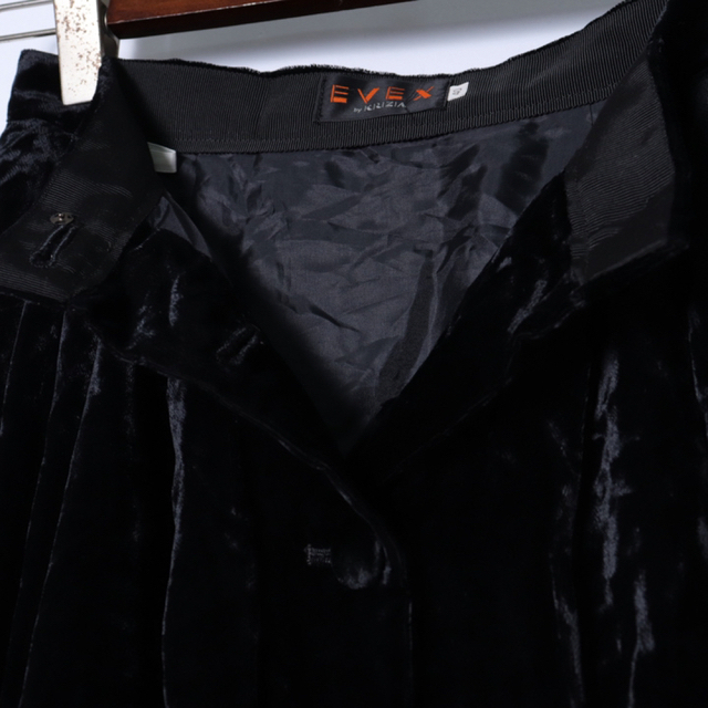 EVEX by KRIZIA(エヴェックスバイクリツィア)の⭐️完売⭐️ 新品 エヴェックスバイクリツィア ベロア風 ボタン タイトスカート レディースのスカート(ひざ丈スカート)の商品写真