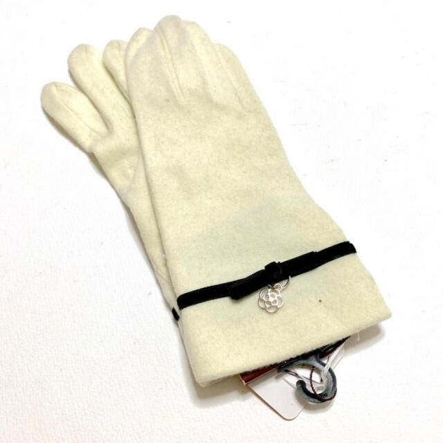 CLATHAS(クレイサス)の新品♡ニット リボン♡オフホワイト♡手袋 レディースのファッション小物(手袋)の商品写真