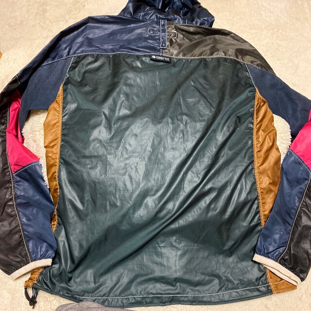 MANASTASH(マナスタッシュ)の美品　マナスタッシュ ナイロン パーカー xsサイズ レディースのジャケット/アウター(ナイロンジャケット)の商品写真