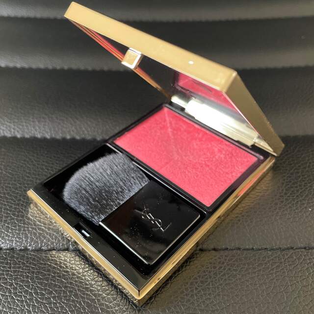 Yves Saint Laurent Beaute(イヴサンローランボーテ)のイヴ・サンローラン/ブラッシュクチュール  No.9 ロゼ ラヴァリエール コスメ/美容のベースメイク/化粧品(チーク)の商品写真