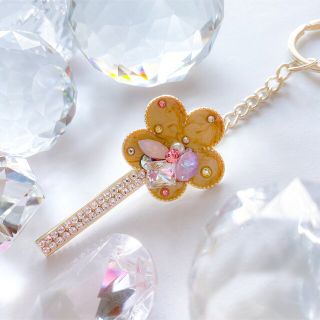 スワロフスキー(SWAROVSKI)のお花のキークリップ キーホルダー　スワロフスキービジュー盛りデコ アクセサリー(キーホルダー/ストラップ)