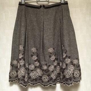 レストローズ(L'EST ROSE)のスカート🌹薔薇刺繍🌹裾スカラップ(ひざ丈スカート)