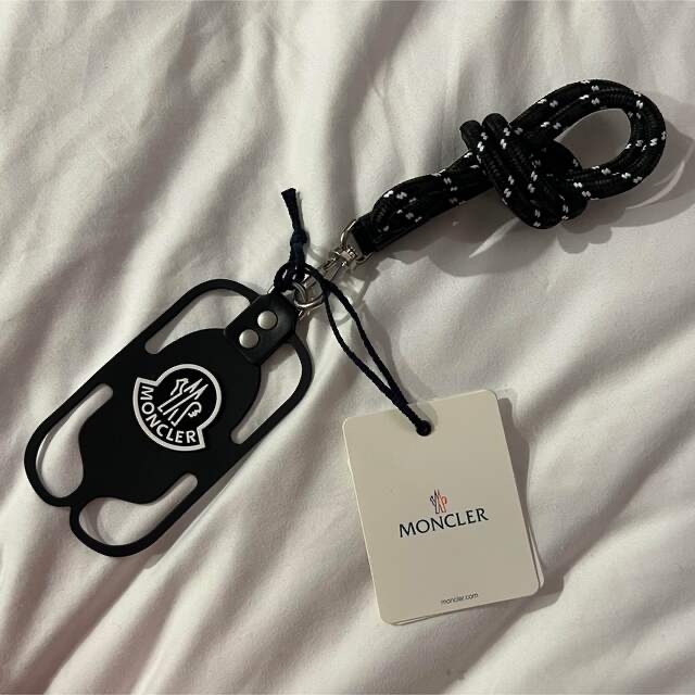 【値下げ】モンクレール　moncler ロゴスマホストラップ　スマホショルダーボトル・ケース・携帯小物