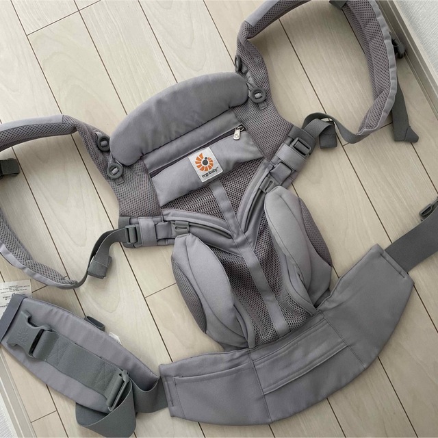 Ergobaby(エルゴベビー)の《美品》エルゴ　オムニ360 クールエア キッズ/ベビー/マタニティの外出/移動用品(抱っこひも/おんぶひも)の商品写真