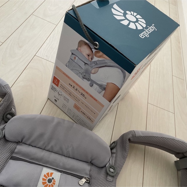 Ergobaby(エルゴベビー)の《美品》エルゴ　オムニ360 クールエア キッズ/ベビー/マタニティの外出/移動用品(抱っこひも/おんぶひも)の商品写真