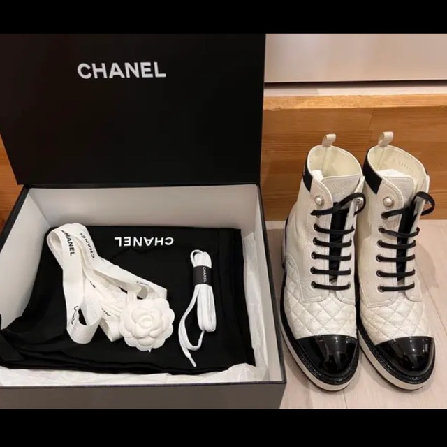 CHANEL⭐︎シャネル 年 ホワイトパール ショートブーツ