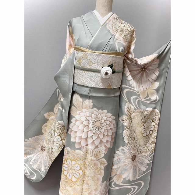 お仕立て上り【寸法お直し可能◇金駒刺繍 菊】湊鼠色 灰みを帯び お仕立て上り【寸法お直し可能◇金駒刺繍 菊】湊鼠色 灰みを帯び