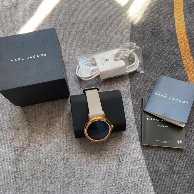 MARC JACOBS(マークジェイコブス)の本日限りセール　MARC JACOBSからでたスマートウォッチ レディースのファッション小物(腕時計)の商品写真