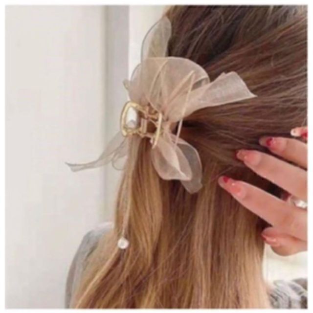 新品　ベージュ　パールチェーン　リボン　ヘアアクセサリー　髪留め　ゴールド レディースのヘアアクセサリー(バレッタ/ヘアクリップ)の商品写真