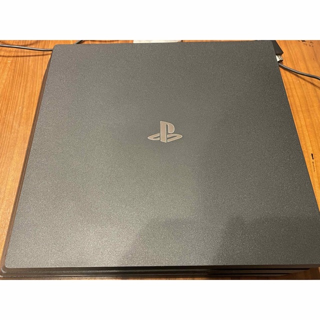 PlayStation4(プレイステーション4)のSONY PlayStation4 Pro 本体 CUH-7100BB01 エンタメ/ホビーのゲームソフト/ゲーム機本体(家庭用ゲーム機本体)の商品写真