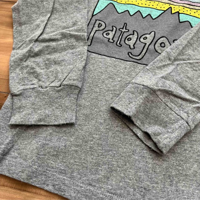 patagonia(パタゴニア)のパタゴニア★長袖Tシャツ★ロンT★4T★グレー★100くらい キッズ/ベビー/マタニティのキッズ服男の子用(90cm~)(Tシャツ/カットソー)の商品写真