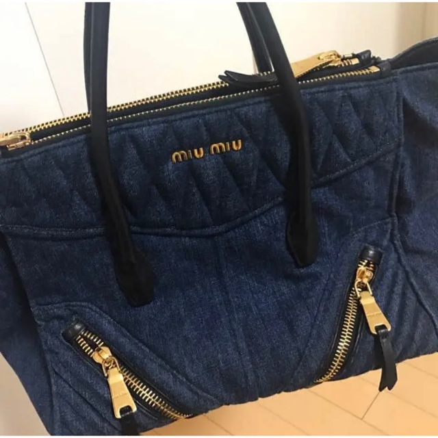 miumiu(ミュウミュウ)のmiumiu デニムバイカーバック レディースのバッグ(トートバッグ)の商品写真