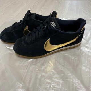 ナイキ(NIKE)のNIKE👟スエードブラック✖️ゴールド　24センチ(スニーカー)